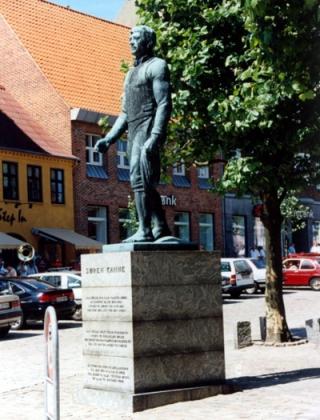 Søren Kanne - Statue på torvet i Grenå